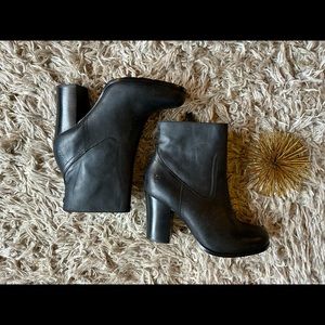 👠🎄NWOT Frye heeled black leather boots with side zip